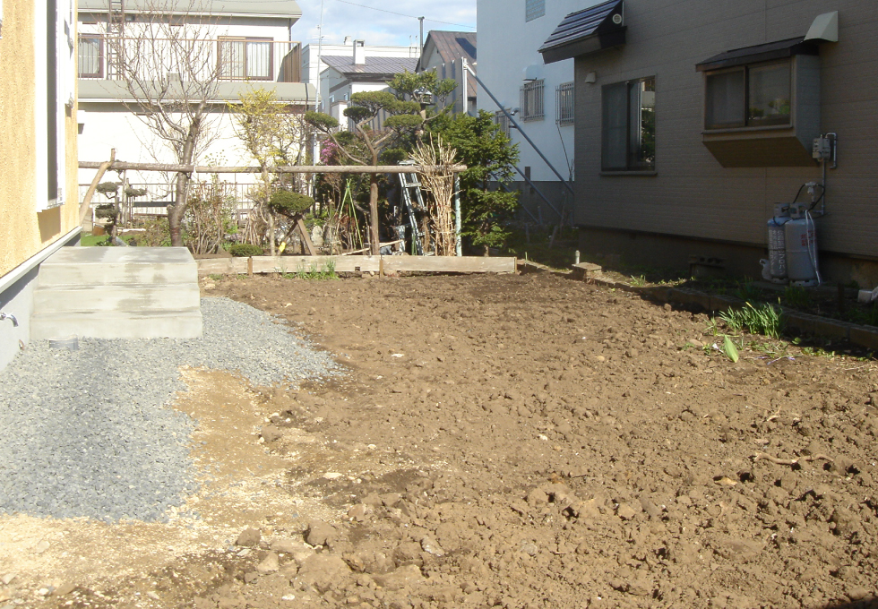裏庭を芝生とコンクリート平板工事施工前の写真（札幌市西区）
