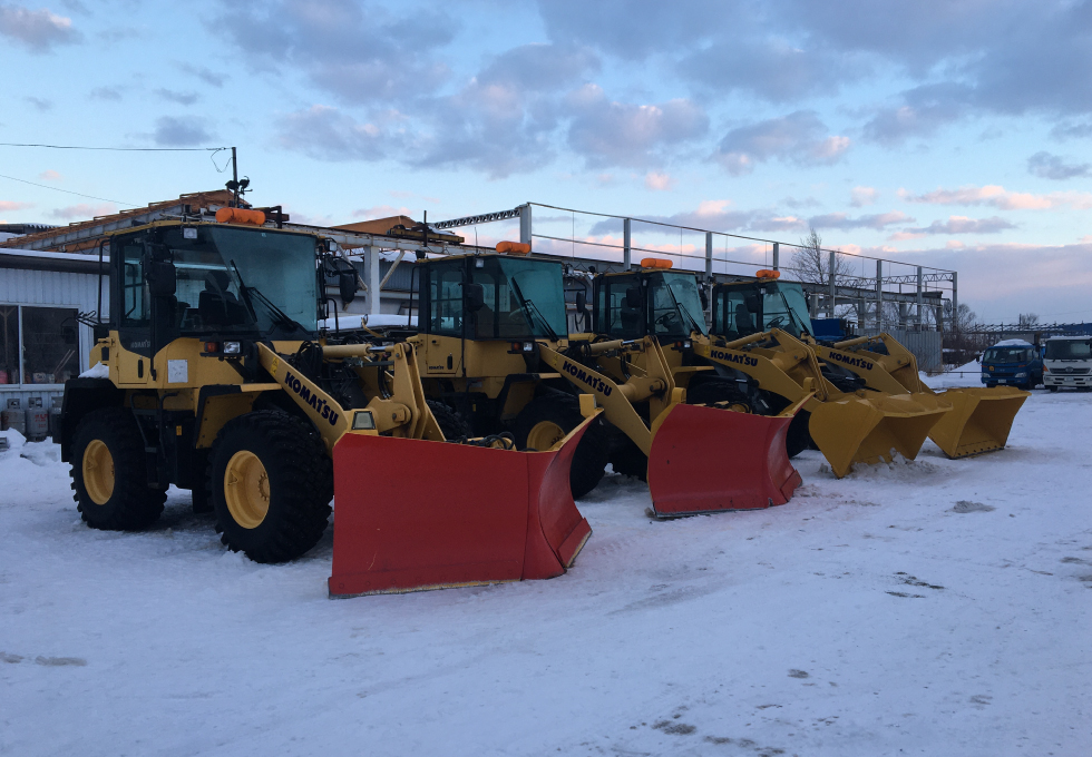 エクセルが所有する排雪用ショベルローダー4台並べて撮影した写真