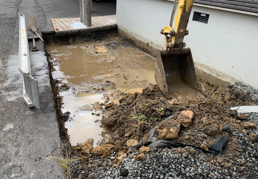 掘削状況、湧水を撤去しながら掘削（札幌市西区の住宅側面アスファルト舗装工事）